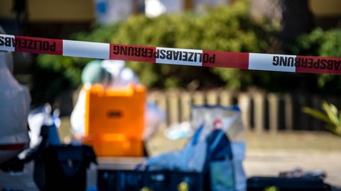 Ein rotweißes Flatterband sperrt den Tatort in Bramsche ab