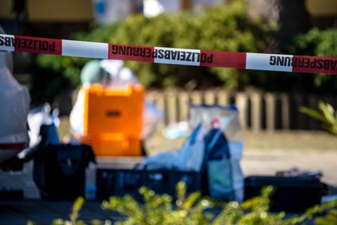 Ein rotweißes Flatterband sperrt den Tatort in Bramsche ab