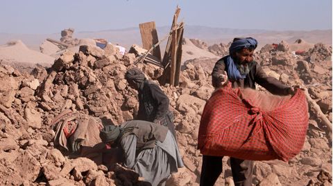 Helfer und Rettungskräfte räumen nach einem Erdbeben in Afghanistan auf