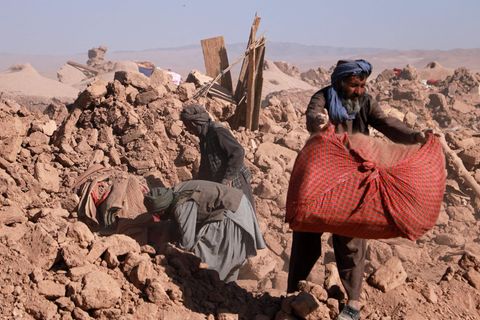 Helfer und Rettungskräfte räumen nach einem Erdbeben in Afghanistan auf