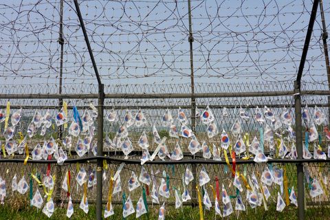 Südkoreanische Fahnen hängen an einem Stacheldrahtzaun an der "Sicherheitszone" an der Grenze zu Nordkorea