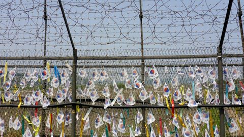 Südkoreanische Fahnen hängen an einem Stacheldrahtzaun an der "Sicherheitszone" an der Grenze zu Nordkorea
