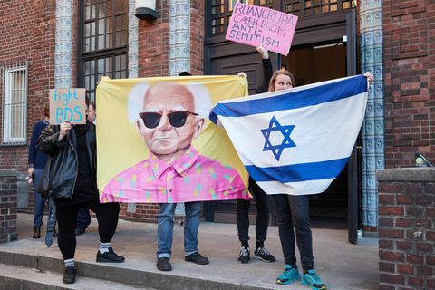 Im vergangenen Jahr sorgte ein antisemitisches Kunstwert des indonesischen Künstlerkollektivs ruangrupa auf der documenta fifteen für Kritik. Im Oktober 2022 protestierten Menschen vor dem Eingang der Hochschule für bildende Künste Hamburg (HFBK) dagegen, dass die ruangrupa-Mitglieder Iswanto Hartono und Reza Afisina eine Gastprofessur erhalten - und hielten Transparente sowie eine Israelflagge und ein Bild des ersten israelischen Ministerpräsidenten David Ben-Gurion hoch.