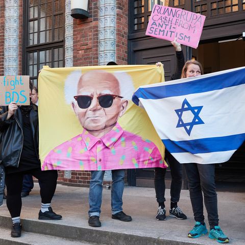 Im vergangenen Jahr sorgte ein antisemitisches Kunstwert des indonesischen Künstlerkollektivs ruangrupa auf der documenta fifteen für Kritik. Im Oktober 2022 protestierten Menschen vor dem Eingang der Hochschule für bildende Künste Hamburg (HFBK) dagegen, dass die ruangrupa-Mitglieder Iswanto Hartono und Reza Afisina eine Gastprofessur erhalten - und hielten Transparente sowie eine Israelflagge und ein Bild des ersten israelischen Ministerpräsidenten David Ben-Gurion hoch.