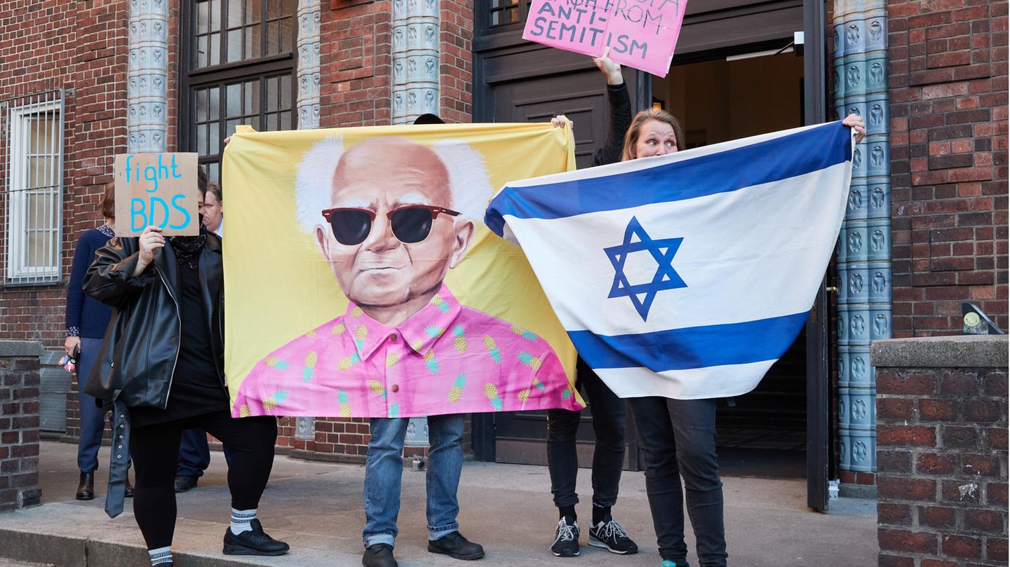 Im vergangenen Jahr sorgte ein antisemitisches Kunstwert des indonesischen Künstlerkollektivs ruangrupa auf der documenta fifteen für Kritik. Im Oktober 2022 protestierten Menschen vor dem Eingang der Hochschule für bildende Künste Hamburg (HFBK) dagegen, dass die ruangrupa-Mitglieder Iswanto Hartono und Reza Afisina eine Gastprofessur erhalten - und hielten Transparente sowie eine Israelflagge und ein Bild des ersten israelischen Ministerpräsidenten David Ben-Gurion hoch.