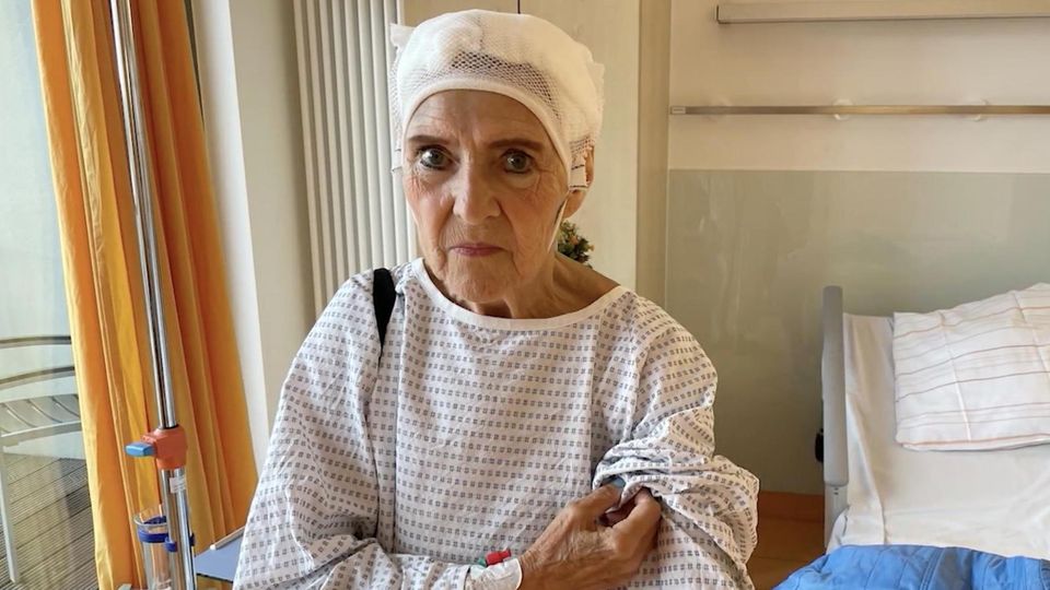 Die 73-Jährige will gerade aus ihrem Auto aussteigen, als sie von dem Polizeihund überrascht wird. Der Schäferhund verletzte Ursula L. so schwer, dass sie mehrere Operationen über sich ergehen lassen muss.