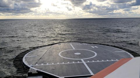 Ein Schiff des finnischen Grenzschutzes hält in der Nähe der beschädigten Balticconnector-Gaspipeline Wache