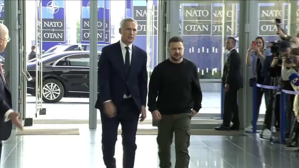 Video: Selenskyj überraschend Im Nato-Hauptquartier Eingetroffen | STERN.de