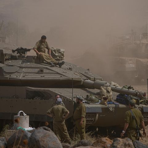 Ein nahe der Grenze zum Libanon stationierter israelischer Panzer