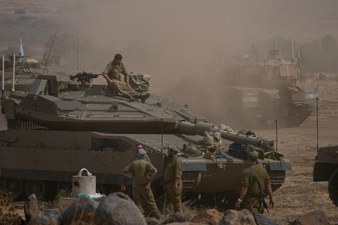 Ein nahe der Grenze zum Libanon stationierter israelischer Panzer