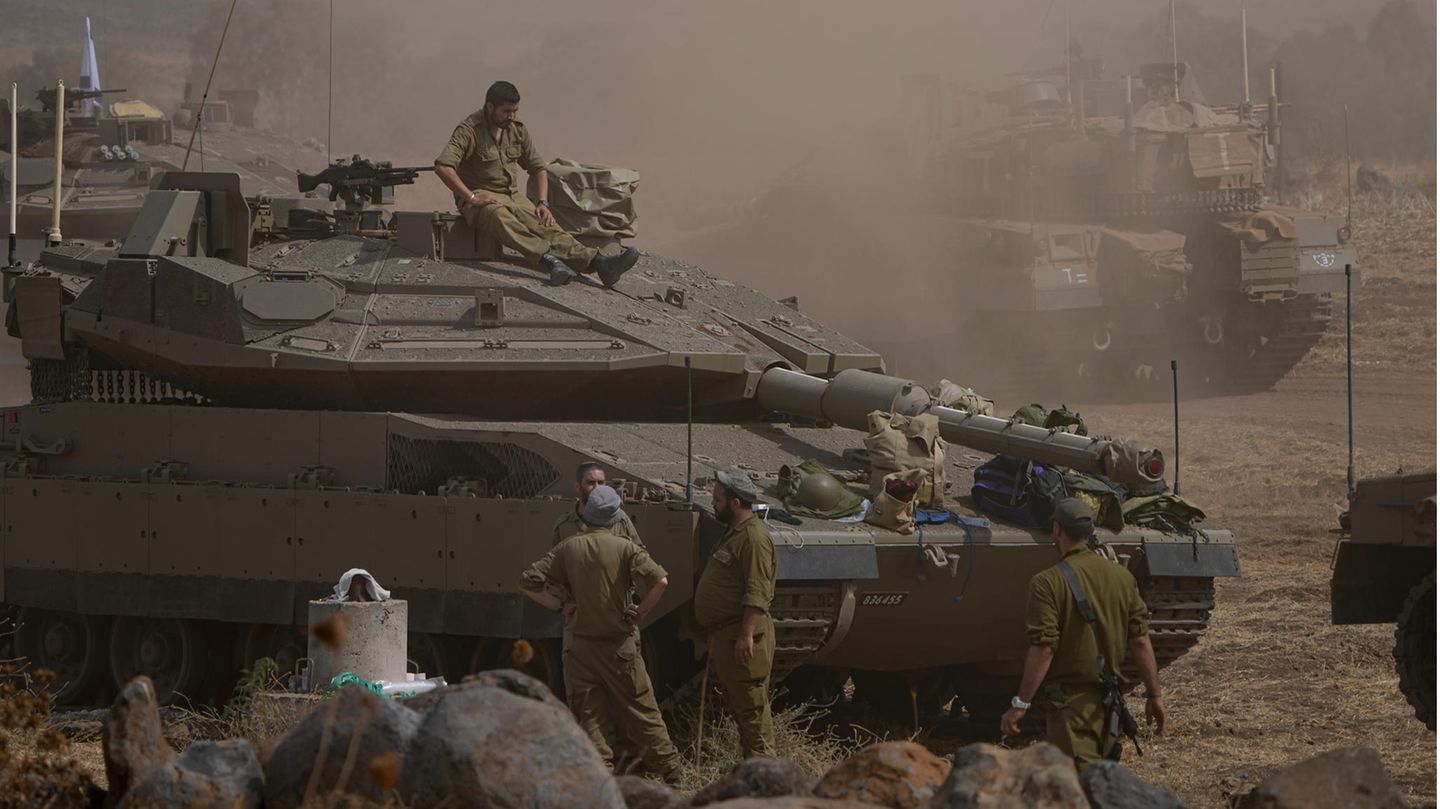 Ein nahe der Grenze zum Libanon stationierter israelischer Panzer