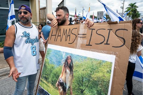 Zwei Männer mit Shani Louk-Plakat