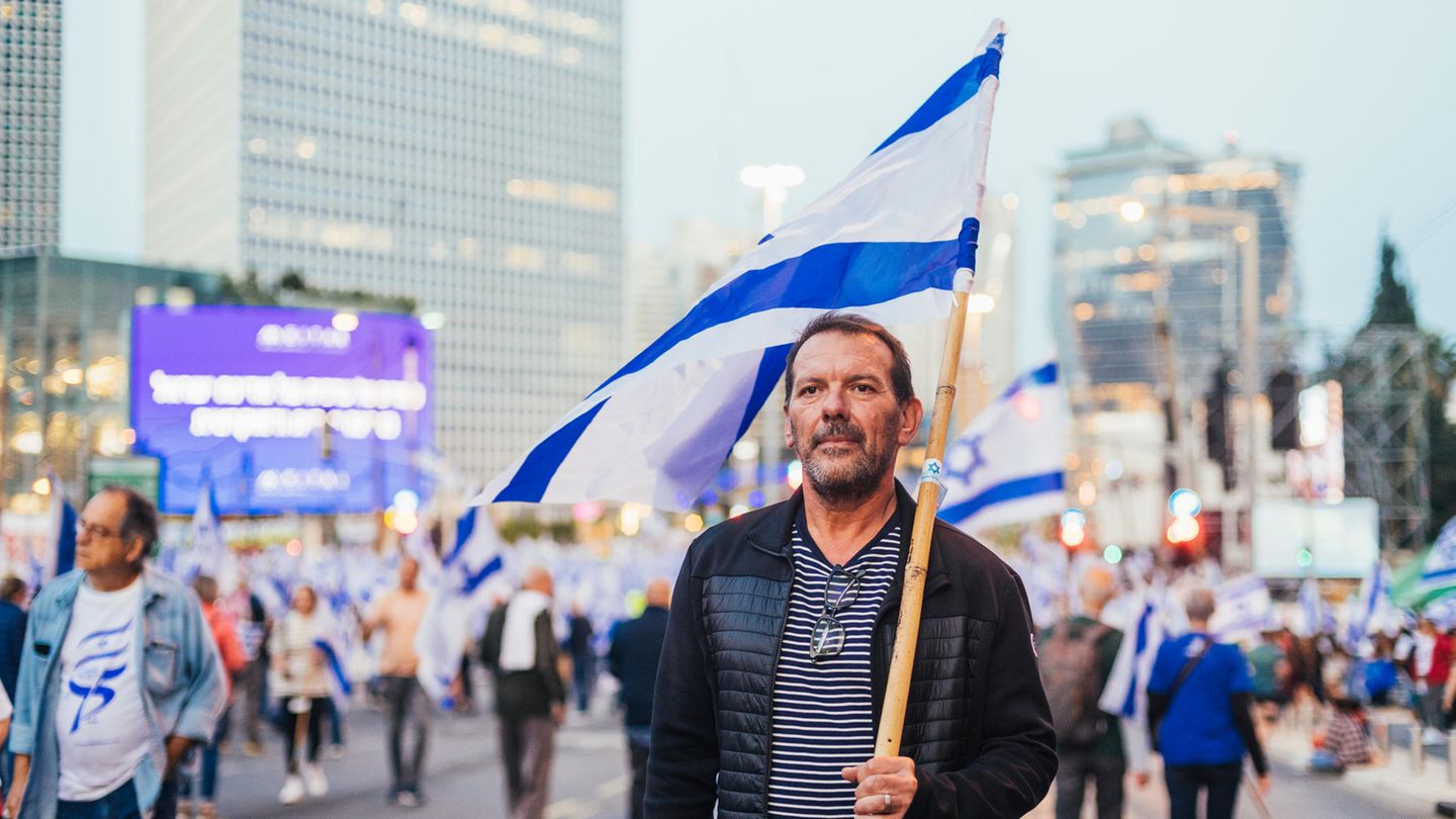 Erez Schachar auf einer Demonstration in Tel Aviv im Frühjahr