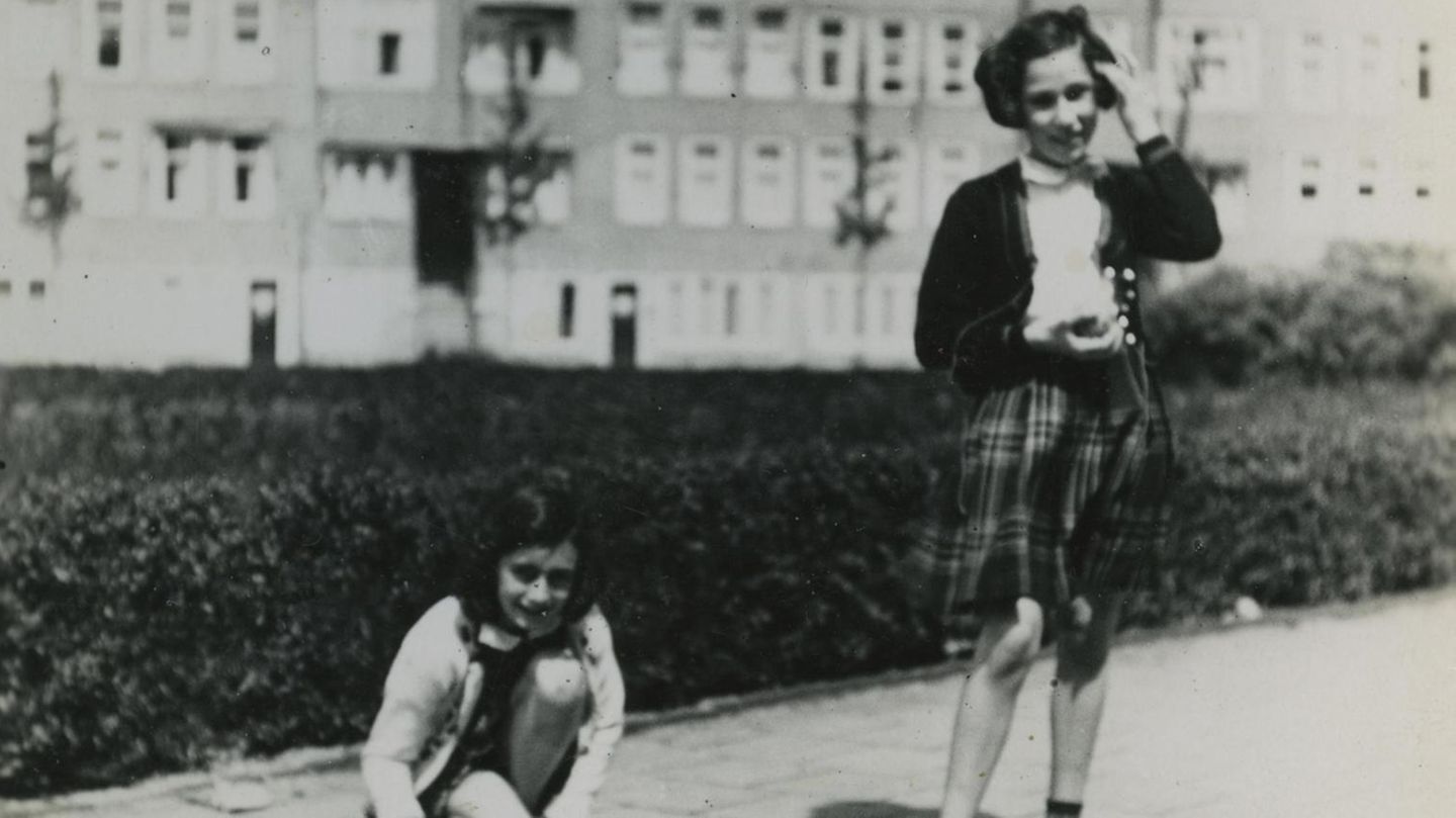 Anne Frank und Hannah Pick-Goslar auf dem Merwedeplein in Amsterdam, 1940