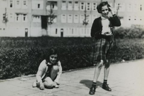 Anne Frank und Hannah Pick-Goslar auf dem Merwedeplein in Amsterdam, 1940