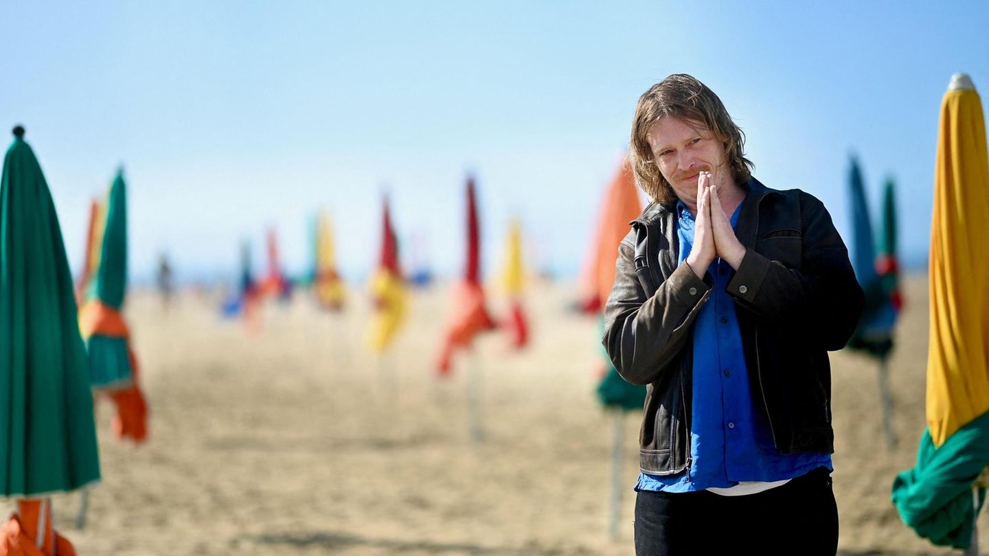 US-Schauspieler Caleb Landry Jones, 33, an einem Strand US-Schauspieler Caleb Landry Jones, 33, an einem Strand