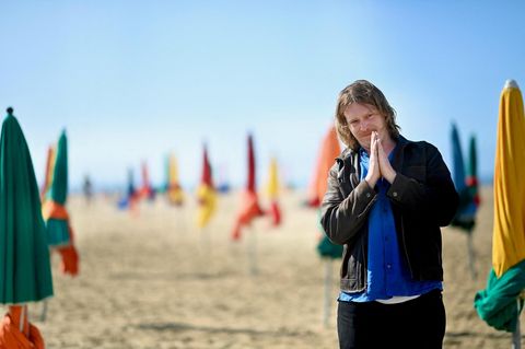 US-Schauspieler Caleb Landry Jones, 33, an einem Strand