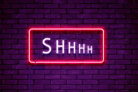 Ein neon beleuchtetes Schild in dem "shhhh" steht
