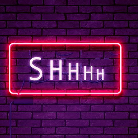Ein neon beleuchtetes Schild in dem "shhhh" steht