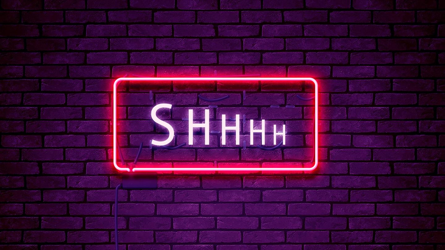 Ein neon beleuchtetes Schild in dem "shhhh" steht Ein neon beleuchtetes Schild in dem "shhhh" steht