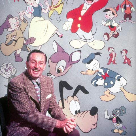 Walt Disney sitzt vor einer Wand mit den berühmtesten Disney-Figuren