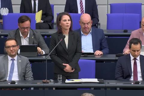 Video: Baerbock - Konnten 17 deutsche Schulklassen ausfliegen