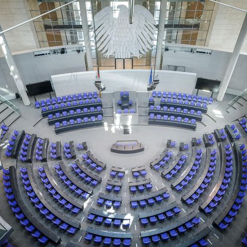 leere Stühle im Plenarsaal des Bundestages