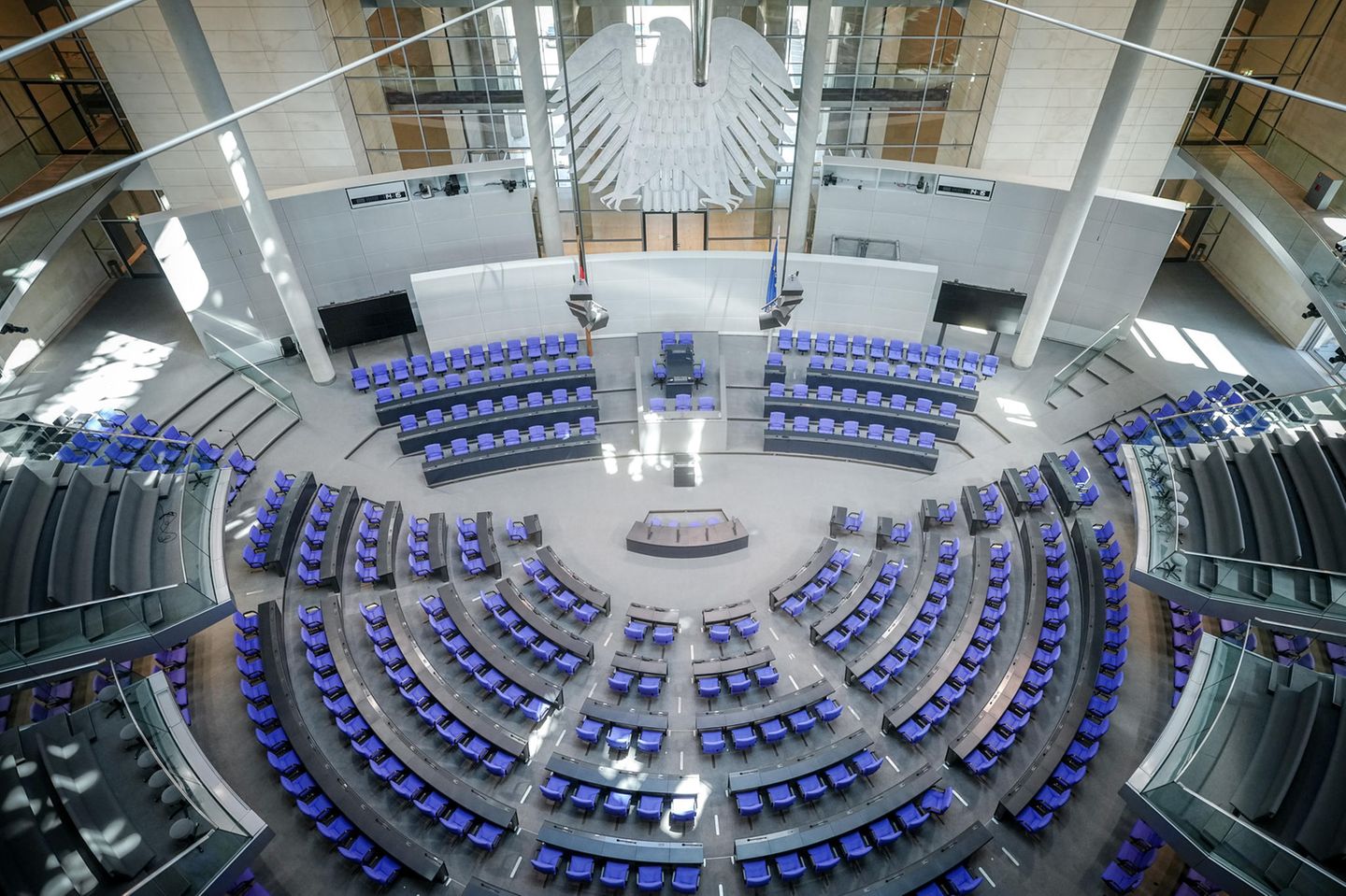 leere Stühle im Plenarsaal des Bundestages