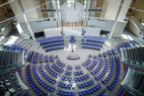 leere Stühle im Plenarsaal des Bundestages