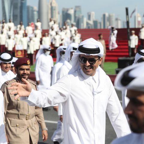 Der Emir von Katar nimmt am Nationalfeiertag eine Parade ab