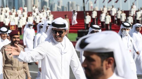 Der Emir von Katar nimmt am Nationalfeiertag eine Parade ab