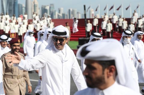 Der Emir von Katar nimmt am Nationalfeiertag eine Parade ab