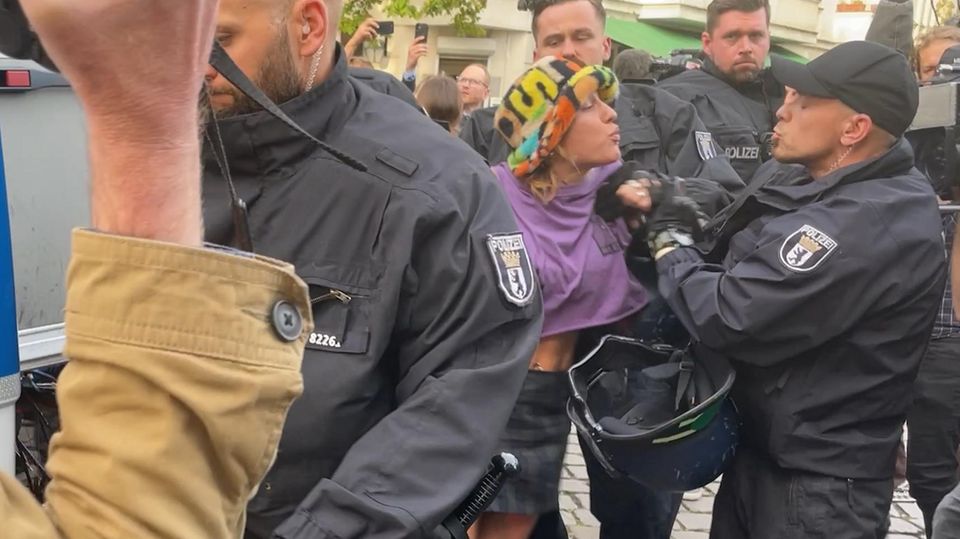 Nach Verbot: Polizei Löst Pro-palästinensische Demo In Berlin-Neukölln ...