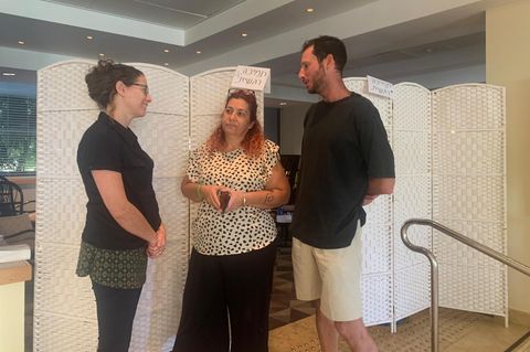 Die Traumatherapeuten Keren Tzafarty (l.) und Ital Neiger mit Sharon Kalderon, einer Überlebenden des Terros aus dem dem Kibbuz Sufa