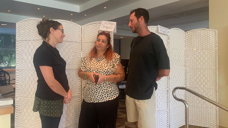 Die Traumatherapeuten Keren Tzafarty (l.) und Ital Neiger mit Sharon Kalderon, einer Überlebenden des Terros aus dem dem Kibbuz Sufa