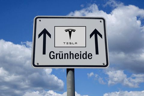 Ein Straßenschild weist den Weg zur Tesla-Fabrik in Grünheide