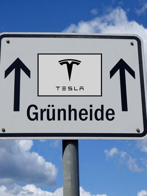 Ein Straßenschild weist den Weg zur Tesla-Fabrik in Grünheide