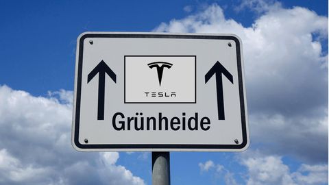 Ein Straßenschild weist den Weg zur Tesla-Fabrik in Grünheide