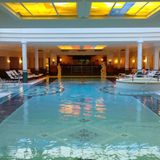 Das 5-Sterne-Hotel und Naturresort gilt als Institution am beliebten Tegernsee. Hier finden Entspannungssuchende ein breites Wellnessangebot inmitten der Seenlandschaft, gepaart mit kulinarischer Kunst und komfortablen Räumlichkeiten. Eine Übernachtung im Herbst/Winter kostet für zwei Personen ab 300 Euro, Frühstück und ein Anreise-Treatment sind inklusive.   Mehr Infos: Althoff Hotel Überfahrt