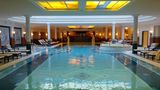 Das 5-Sterne-Hotel und Naturresort gilt als Institution am beliebten Tegernsee. Hier finden Entspannungssuchende ein breites Wellnessangebot inmitten der Seenlandschaft, gepaart mit kulinarischer Kunst und komfortablen Räumlichkeiten. Eine Übernachtung im Herbst/Winter kostet für zwei Personen ab 300 Euro, Frühstück und ein Anreise-Treatment sind inklusive.   Mehr Infos: Althoff Hotel Überfahrt