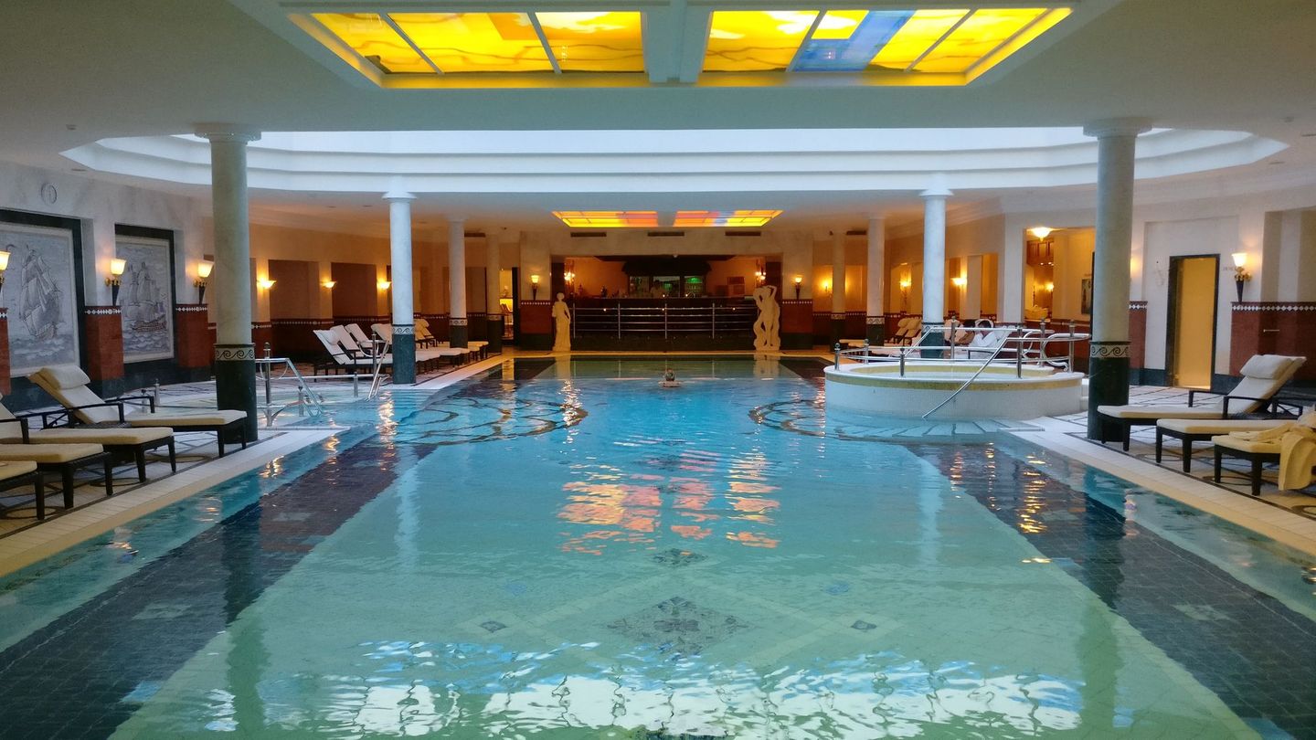 Das 5-Sterne-Hotel und Naturresort gilt als Institution am beliebten Tegernsee. Hier finden Entspannungssuchende ein breites Wellnessangebot inmitten der Seenlandschaft, gepaart mit kulinarischer Kunst und komfortablen Räumlichkeiten. Eine Übernachtung im Herbst/Winter kostet für zwei Personen ab 300 Euro, Frühstück und ein Anreise-Treatment sind inklusive.   Mehr Infos: Althoff Hotel Überfahrt