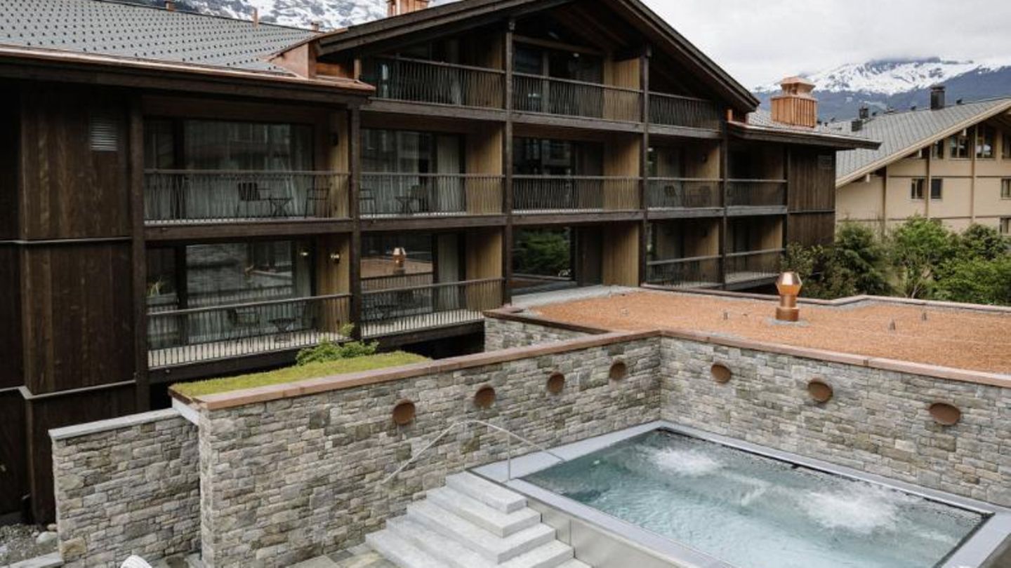 Bergwelt Grindelwald, Schweiz "Wir rufen die Entdecker, Träumer, Wagemutigen", schreiben die Betreiber des Schweizer Design-Hotels auf ihrer Homepage. Aber auch, wer einfach nur Erholung sucht, kommt in dem 800 Quadratmeter großen Wellnessbereich des Alpenresorts auf seine Kosten. Zwei Personen zahlen für eine Nacht hier ab 250 Euro ohne Frühstück oder andere Extras. Mehr Infos: Bergwelt Grindelwald