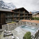 "Wir rufen die Entdecker, Träumer, Wagemutigen", schreiben die Betreiber des Schweizer Design-Hotels auf ihrer Homepage. Aber auch, wer einfach nur Erholung sucht, kommt in dem 800 Quadratmeter großen Wellnessbereich des Alpenresorts auf seine Kosten. Zwei Personen zahlen für eine Nacht hier ab 250 Euro ohne Frühstück oder andere Extras.   Mehr Infos: Bergwelt Grindelwald