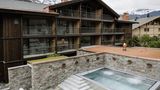 "Wir rufen die Entdecker, Träumer, Wagemutigen", schreiben die Betreiber des Schweizer Design-Hotels auf ihrer Homepage. Aber auch, wer einfach nur Erholung sucht, kommt in dem 800 Quadratmeter großen Wellnessbereich des Alpenresorts auf seine Kosten. Zwei Personen zahlen für eine Nacht hier ab 250 Euro ohne Frühstück oder andere Extras.   Mehr Infos: Bergwelt Grindelwald