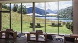 Das AMERON im bayerischen Hohenschwangau ist ein "moderner Wellnesstempel in Traumlage für Entdecker und Naturliebhaber", wenn man Reisetopia-Gründer Moritz Lindner fragt. Das 4-Sterne-Superior-Hotel liegt in unmittelbarer Nähe des beliebten Ausflugsziels Neuschwanstein und bietet neben einem breiten Wellnessangebot auch einen einmaligen Blick auf den Alpsee. Eine Übernachtung für zwei Personen gibt es ab 190 Euro inklusive Frühstück.   Mehr Infos: AMERON Neuschwannstein Alpsee Resort