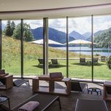 Das AMERON im bayerischen Hohenschwangau ist ein "moderner Wellnesstempel in Traumlage für Entdecker und Naturliebhaber", wenn man Reisetopia-Gründer Moritz Lindner fragt. Das 4-Sterne-Superior-Hotel liegt in unmittelbarer Nähe des beliebten Ausflugsziels Neuschwanstein und bietet neben einem breiten Wellnessangebot auch einen einmaligen Blick auf den Alpsee. Eine Übernachtung für zwei Personen gibt es ab 190 Euro inklusive Frühstück.   Mehr Infos: AMERON Neuschwannstein Alpsee Resort