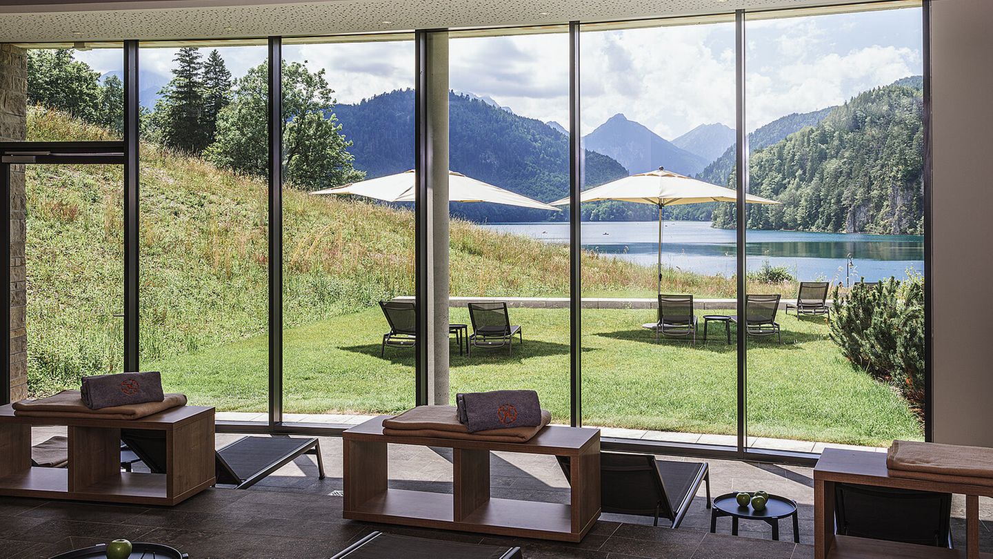 AMERON Neuschwannstein Alpsee Resort, Bayern Das AMERON im bayerischen Hohenschwangau ist ein "moderner Wellnesstempel in Traumlage für Entdecker und Naturliebhaber", wenn man Reisetopia-Gründer Moritz Lindner fragt. Das 4-Sterne-Superior-Hotel liegt in unmittelbarer Nähe des beliebten Ausflugsziels Neuschwanstein und bietet neben einem breiten Wellnessangebot auch einen einmaligen Blick auf den Alpsee. Eine Übernachtung für zwei Personen gibt es ab 190 Euro inklusive Frühstück.   Mehr Infos: AMERON Neuschwannstein Alpsee Resort