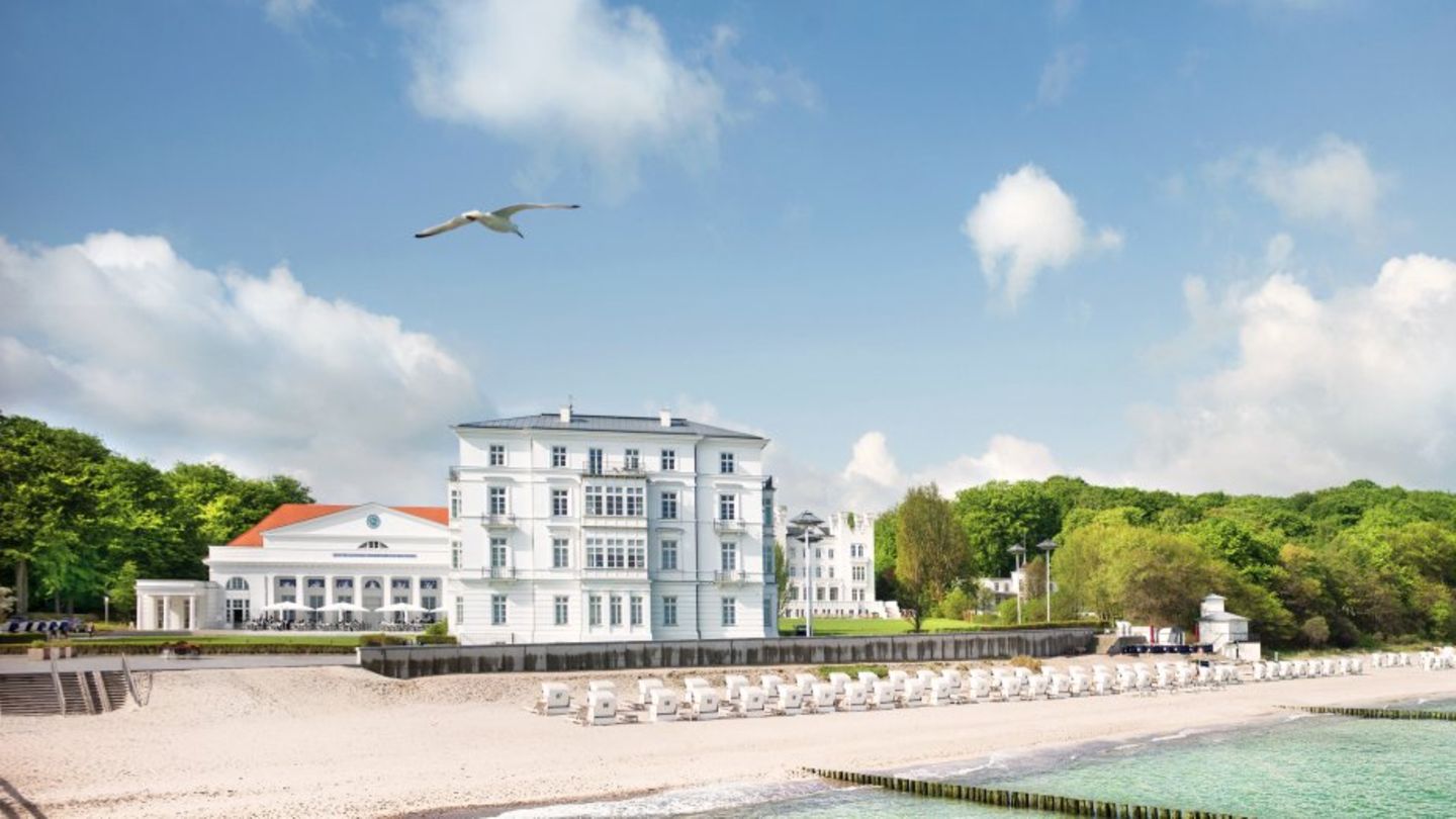 Purer Luxus trifft hier auf eine frische Meeresbrise. Das Grand Hotel Heiligendamm ist die perfekte Ruheoase für alle, die lange Strandspaziergänge genauso schätzen wie einen ausgiebigen Wellnestag. Das 5-Sterne-Hotel bietet einen 3000 Quadratmeter großen Wellnessbereich, ein abwechslungsreiches Freizeitangebot – auch für Kinder – und den Blick direkt auf die Ostsee. Eine Nacht kostet für zwei Personen ab 299 Euro.   Mehr Infos: Grand Hotel Heiligendamm