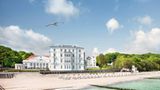 Purer Luxus trifft hier auf eine frische Meeresbrise. Das Grand Hotel Heiligendamm ist die perfekte Ruheoase für alle, die lange Strandspaziergänge genauso schätzen wie einen ausgiebigen Wellnestag. Das 5-Sterne-Hotel bietet einen 3000 Quadratmeter großen Wellnessbereich, ein abwechslungsreiches Freizeitangebot – auch für Kinder – und den Blick direkt auf die Ostsee. Eine Nacht kostet für zwei Personen ab 299 Euro.   Mehr Infos: Grand Hotel Heiligendamm