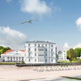 Purer Luxus trifft hier auf eine frische Meeresbrise. Das Grand Hotel Heiligendamm ist die perfekte Ruheoase für alle, die lange Strandspaziergänge genauso schätzen wie einen ausgiebigen Wellnestag. Das 5-Sterne-Hotel bietet einen 3000 Quadratmeter großen Wellnessbereich, ein abwechslungsreiches Freizeitangebot – auch für Kinder – und den Blick direkt auf die Ostsee. Eine Nacht kostet für zwei Personen ab 299 Euro.   Mehr Infos: Grand Hotel Heiligendamm